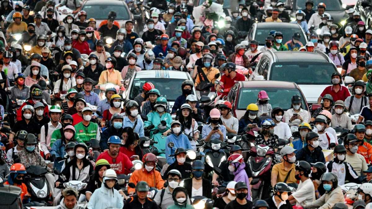 Vietnam pushes electric motorbikes as pollution becomes 'unbearable'