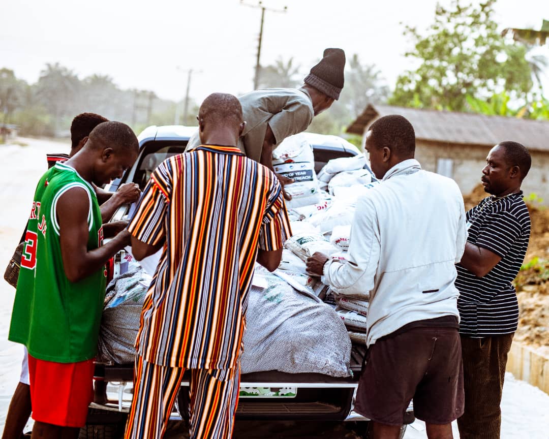 Okpomo celebrates Christmas in Emevor with massive donations