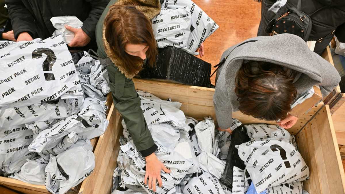 Rome shoppers take pot luck in 'blind sale' of unclaimed packages