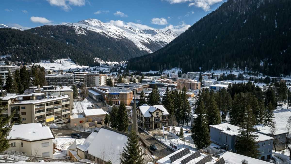 New 'oligarchy' under fire as elites descend on Davos