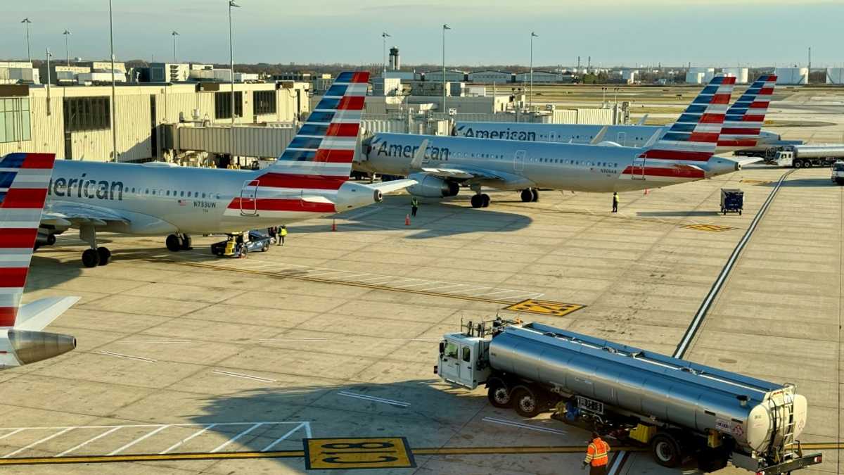 American Airlines shares fall on lackluster 2025 profit outlook