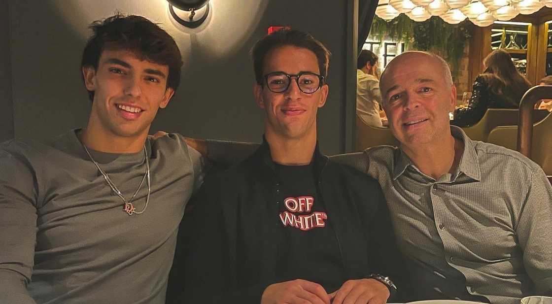 João Félix poses sitting with his brother and father.