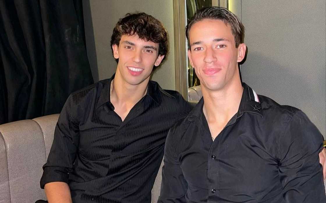 João Félix poses sitting with his brother, Hugo Félix on a couch.