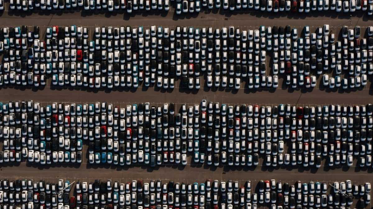 UK car sector fears for Trump tariffs as output falls