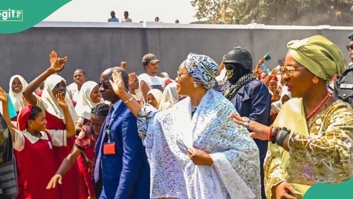 Moment as Remi Tinubu Stops Convoy to Cheer and Play With School Kids in Kwara, Video, Photos Emerge