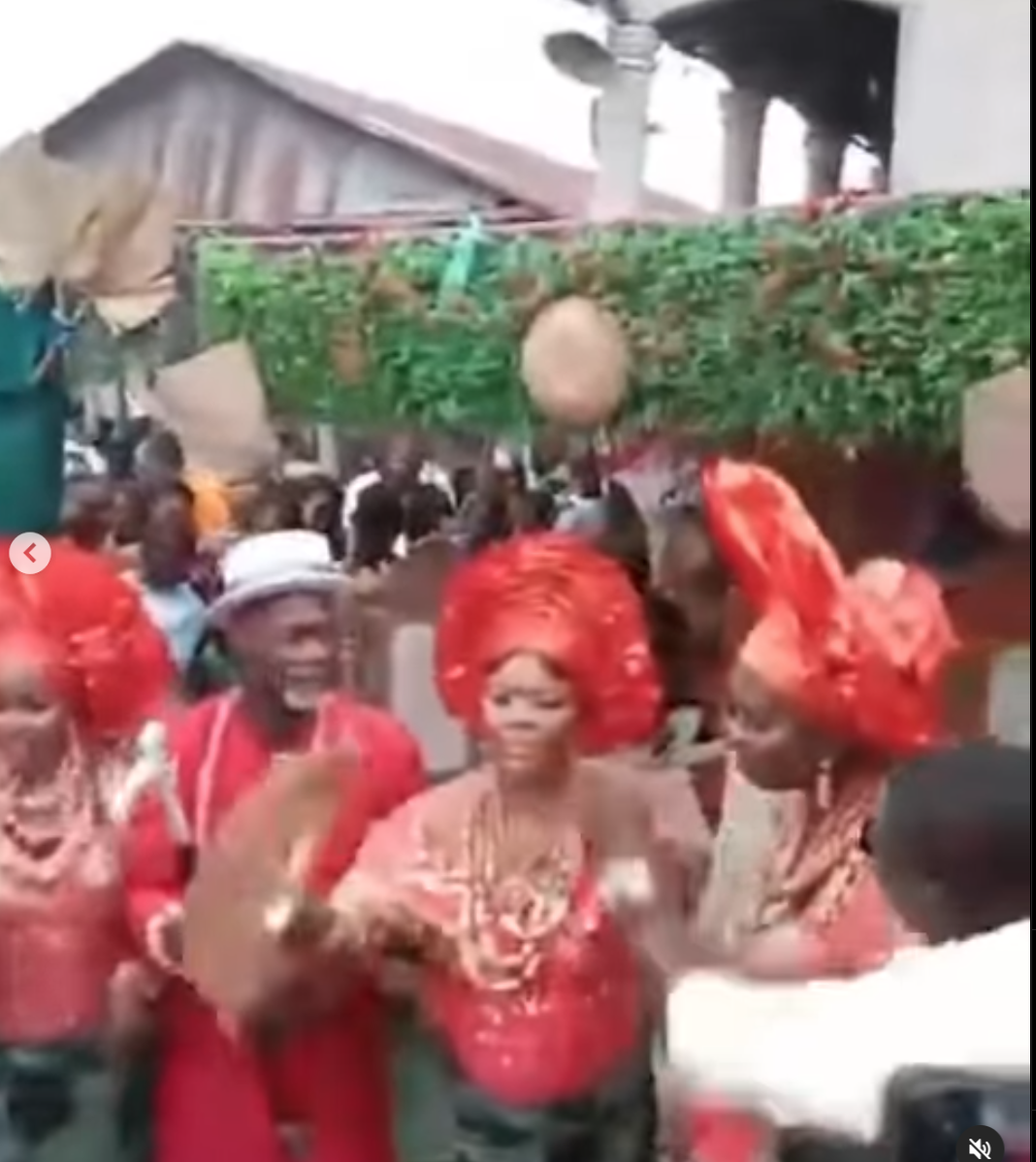 I won’t die until I father 32 children — Nigerian singer says as he marries three women same day