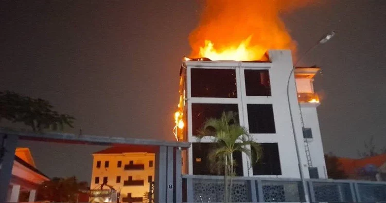 Focus Holiday Inn engulf with fire