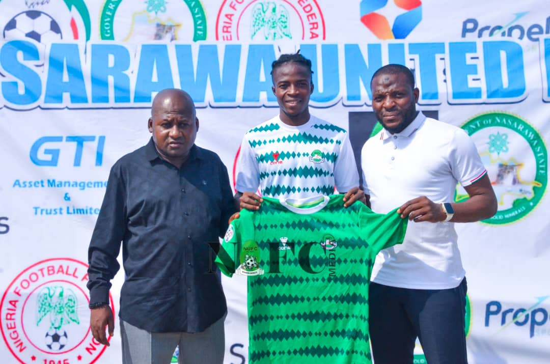 Nasarawa United Chairman, Solomon Babanja (left) unveiling Emmanuel Onyema, an exercise he has inexplicably denied.