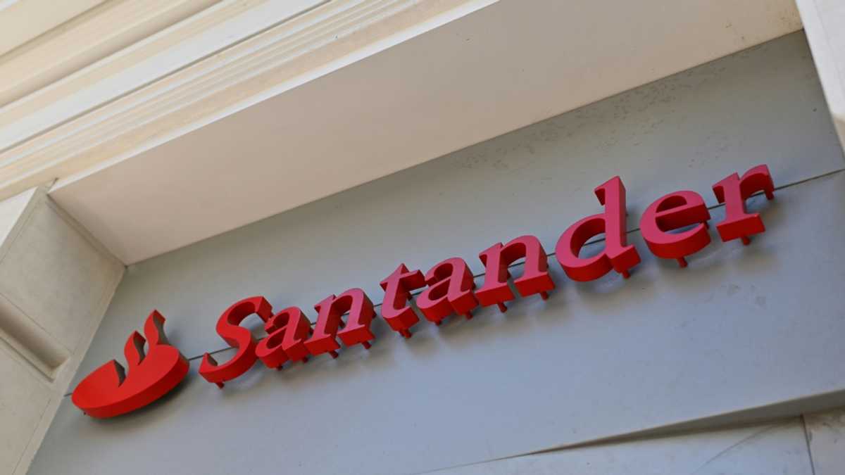 Santander reports record profit for third straight year