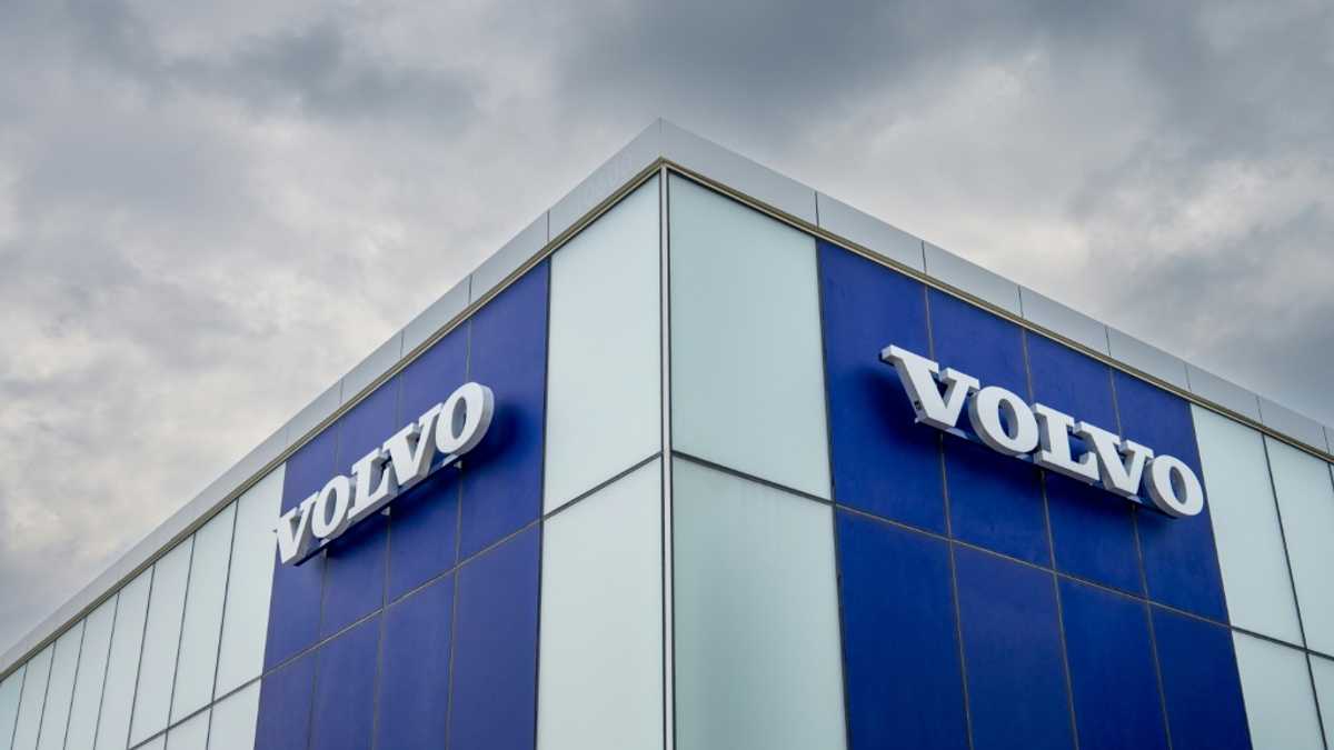 Volvo Cars anticipates bumpy 2025 as demand slows