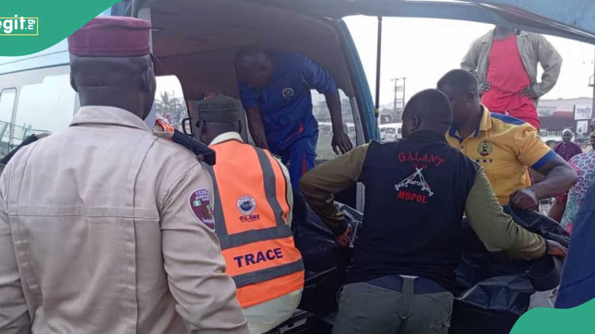 Trailer Carrying People Loses Control, Flips Over on Busy Bridge, Many Dead, Several Others Injured