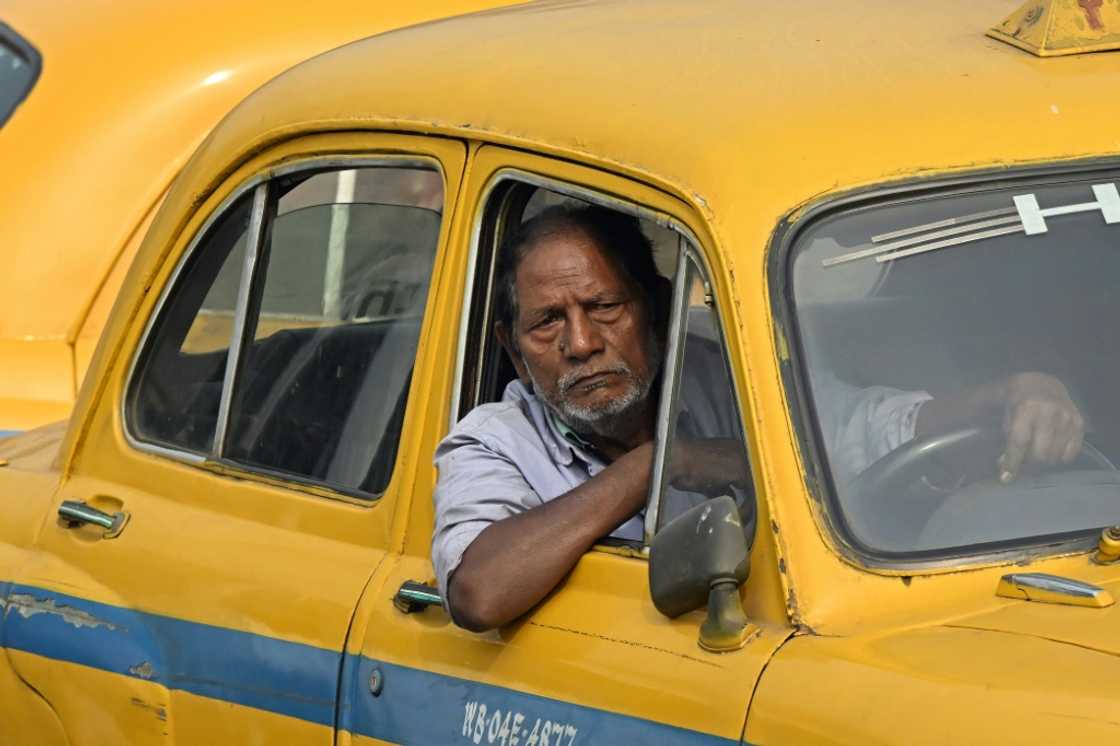 Thousands of Kolkata cabbies are relinquishing their vehicles in line with tough pollution rules