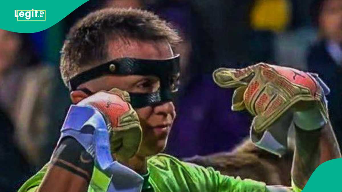 Victor Osimhen Honours Galatasaray Goalkeeper With His Signature Mask After Rizespor Victory